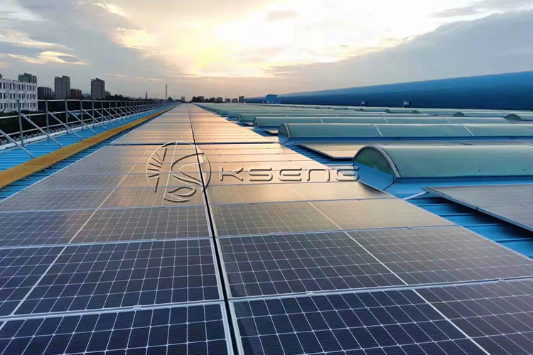 Sistemas de montagem em telhado de painel solar / O telhado de painel solar vale a pena?
