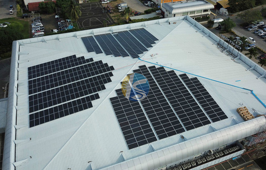 Os painéis solares podem ser montados em um telhado de metal?
