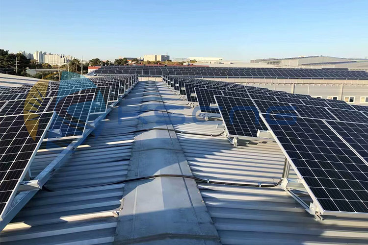 Como escolher um sistema de montagem solar adequado para o seu telhado metálico?
