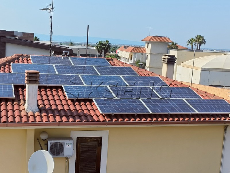 Quais acessórios estão incluídos em um sistema de estantes fotovoltaicas de teto envidraçado?