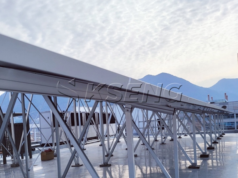 Quais são as vantagens de instalar PV distribuído em telhados industriais e comerciais?