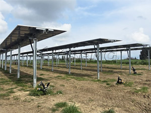 Transformando a energia solar: Instalação bem-sucedida de um sistema de rastreamento solar de 1 MW na Itália – Maximizando a eficiência energética e o retorno do investimento.